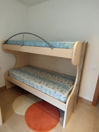 Literas de madera con colchones