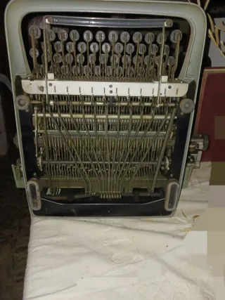 Máquina de escribir Hispano Olivetti Lexicon 80