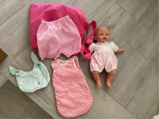 Cochecito de muñecas Jogger i muñeca i ropa gratis