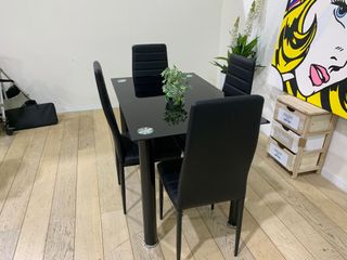 Comedor cristal y 4 sillas negras
