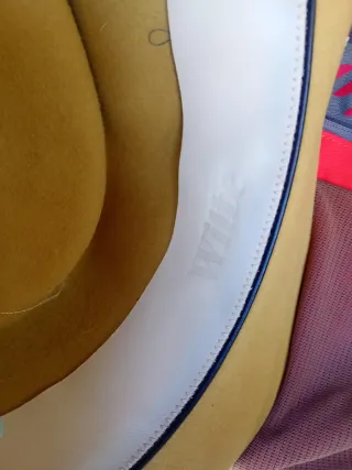 Sombrero amarillo con pluma