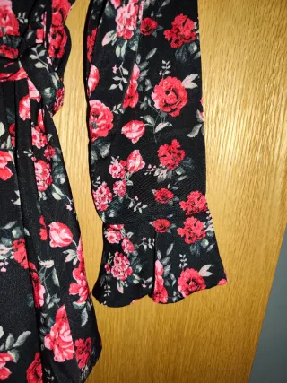 Vestido floral negro y rojo
