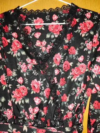 Vestido floral negro y rojo