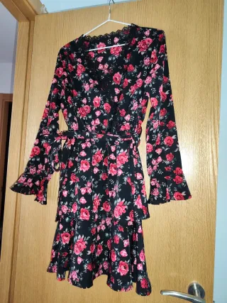 Vestido floral negro y rojo