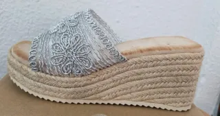 Sandalia cuña beige y plata