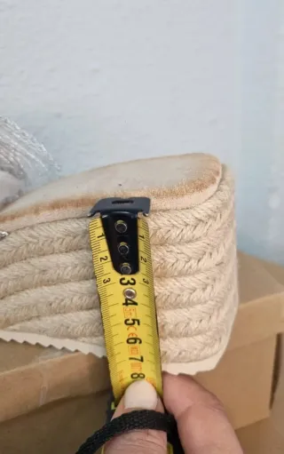 Sandalia cuña beige y plata