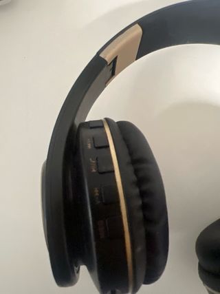 Cascos Inalambricos Negros y Dorados