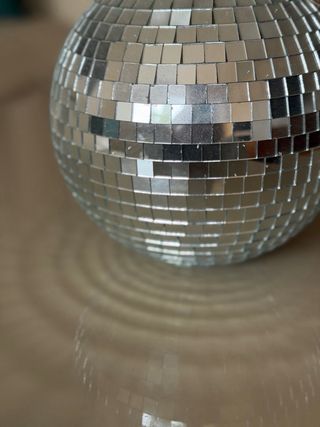 Bola de discoteca plateada