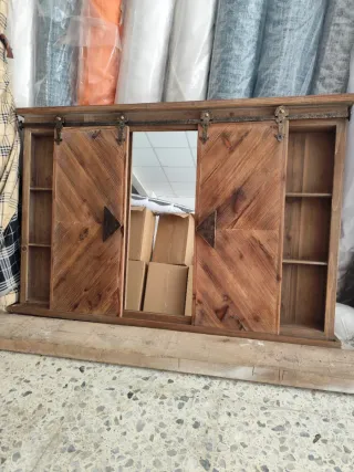 Mueble de madera con espejo y puertas correderas