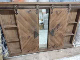 Mueble de madera con espejo y puertas correderas