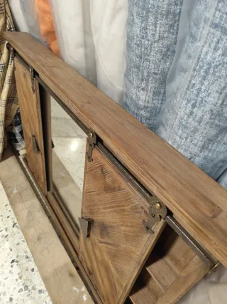 Mueble de madera con espejo y puertas correderas
