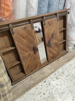 Mueble de madera con espejo y puertas correderas
