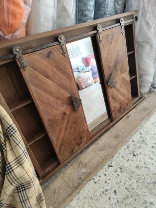 Mueble de madera con espejo y puertas correderas