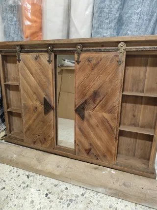 Mueble de madera con espejo y puertas correderas