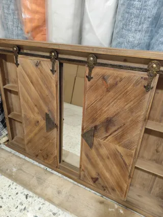 Mueble de madera con espejo y puertas correderas