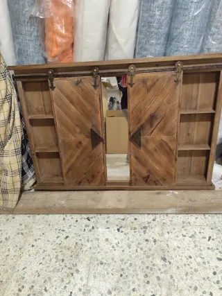 Mueble de madera con espejo y puertas correderas