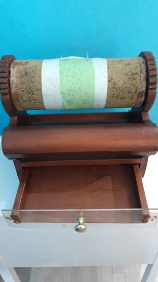 Bolillero de madera antiguo