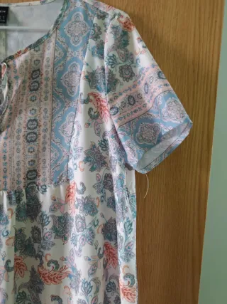 Vestido estampado floral con volantes