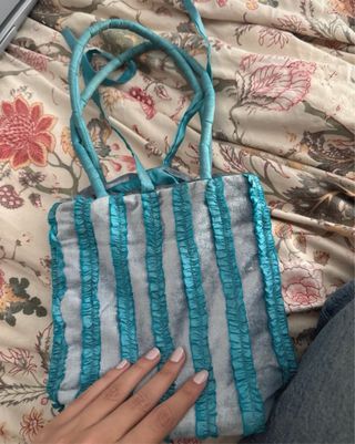 Bolso de playa azul y turquesa