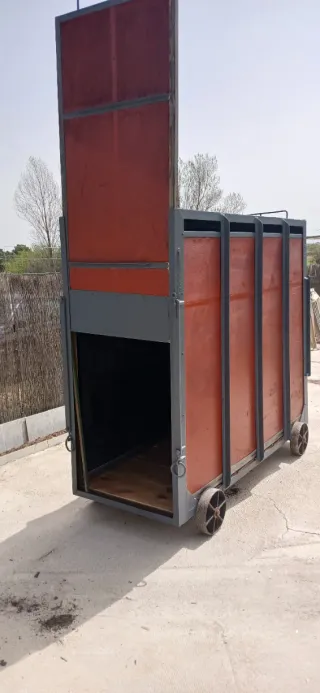 Cajón de toros metálico con ruedas