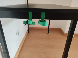Escritorio negro con estante superior