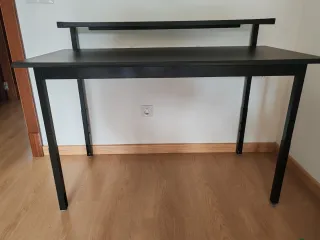 Escritorio negro con estante superior