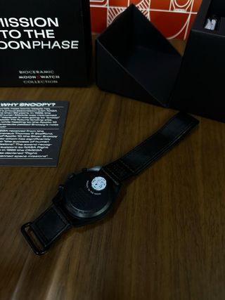 Omega x swatch mission to the moonphase snoopy bla