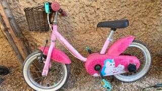 Bicicleta infantil rosa con cesta