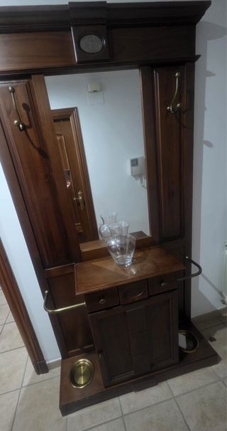entrada en madera nogal