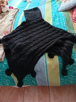Poncho donna nero con pompon capello