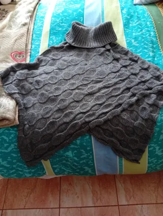 Poncho grigio collo alto