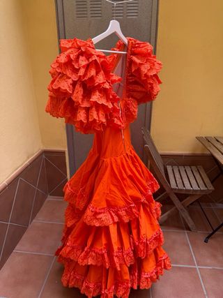 Traje de flamenca naranja volantes
