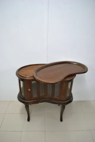Antiguo mueble bar con bandeja