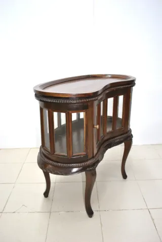 Antiguo mueble bar con bandeja