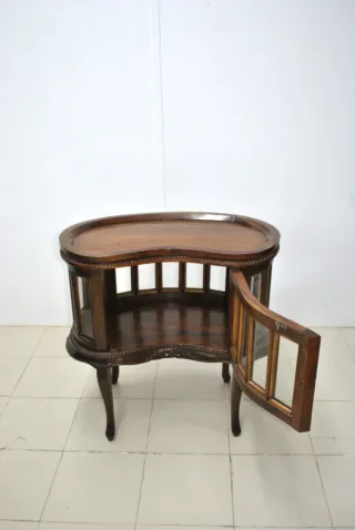 Antiguo mueble bar con bandeja