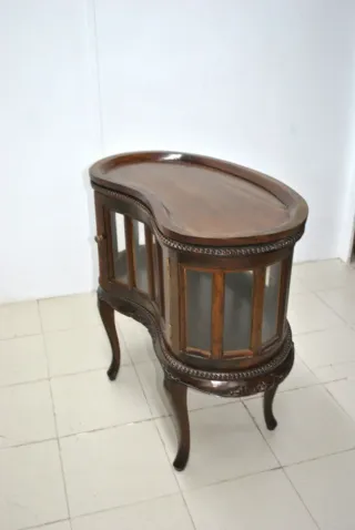Antiguo mueble bar con bandeja