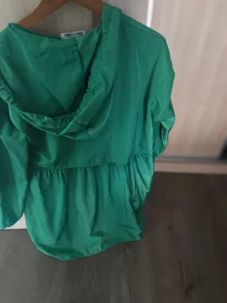 Chubasquero verde con capucha