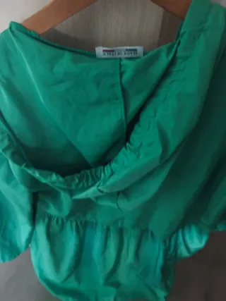 Chubasquero verde con capucha