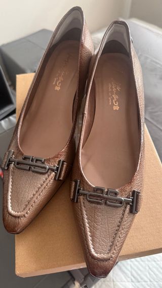 Zapatos planos APLAUso mujer marrones y dorados