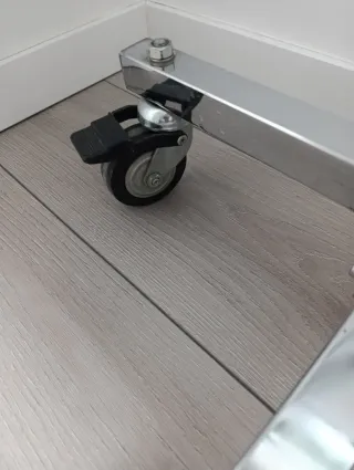 Perchero acero con Ruedas