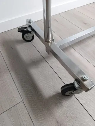 Perchero acero con Ruedas