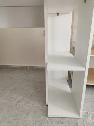 Escritorio juvenil con estantes