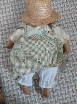 Muñeca antigua de paja y vestido floral