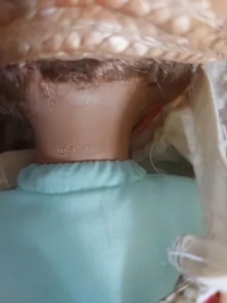 Muñeca antigua de paja y vestido floral