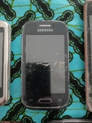 Teléfonos móviles para piezas y alguna carcasa.