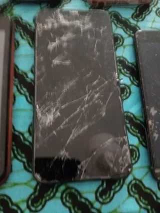 Teléfonos móviles para piezas y alguna carcasa.