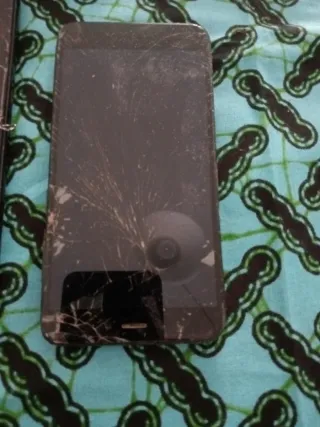 Teléfonos móviles para piezas y alguna carcasa.