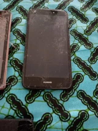 Teléfonos móviles para piezas y alguna carcasa.