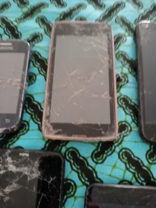 Teléfonos móviles para piezas y alguna carcasa.