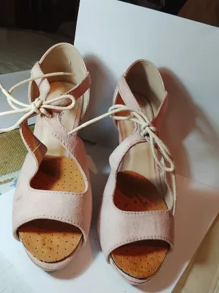 Tacones beige/rosa con cordones